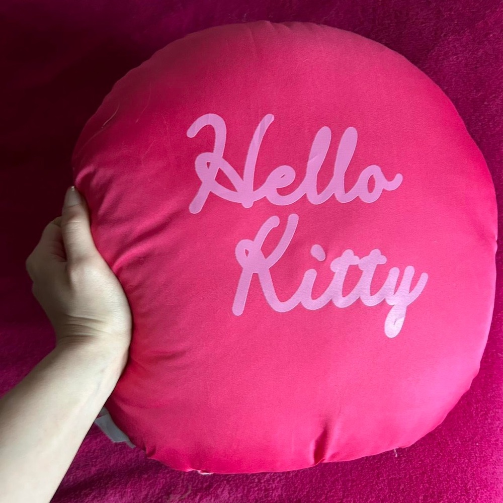 2000s hello kitty sanrio toys r us circle pillow :)